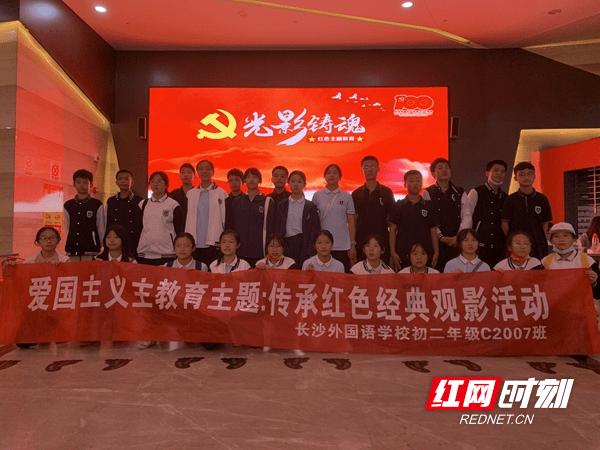 中央军委举行慰问驻京部队老干部迎新春文艺演出